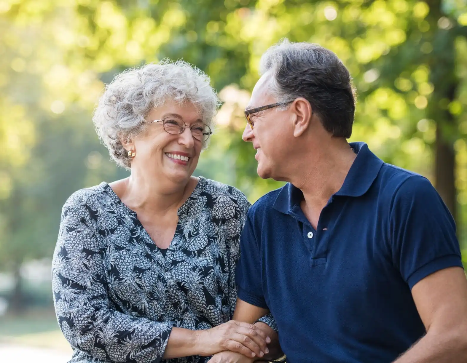 Pensionado colombiano disfrutando su crédito KrediPension